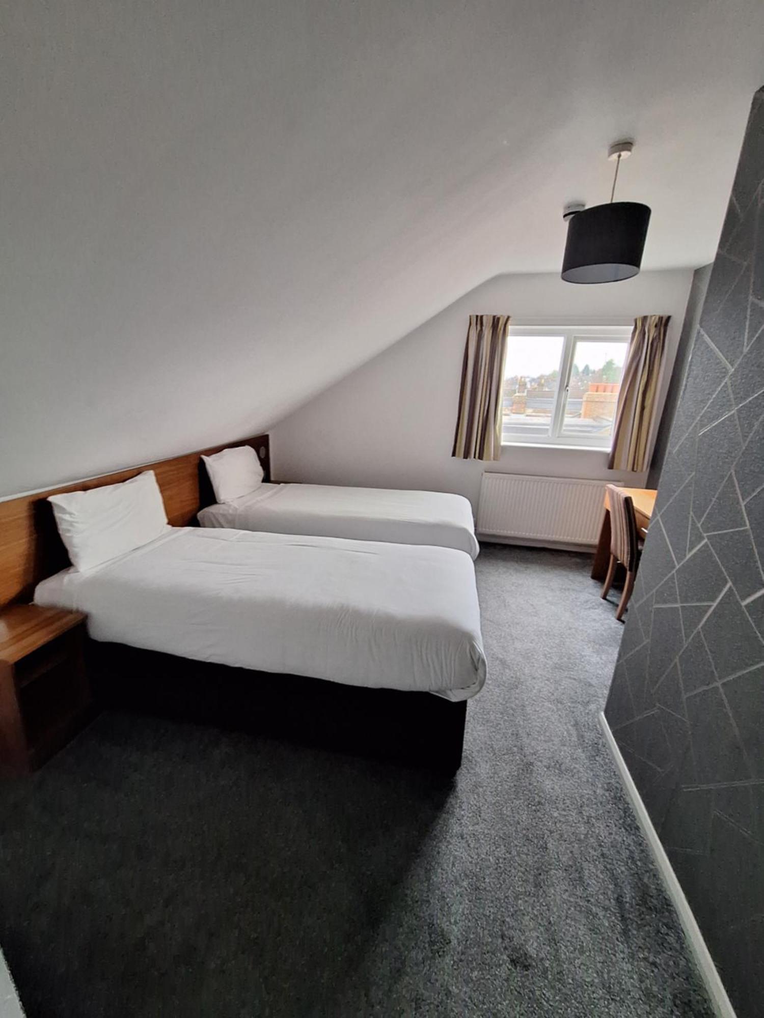 Stockwood Hotel - Luton Airport Bagian luar foto