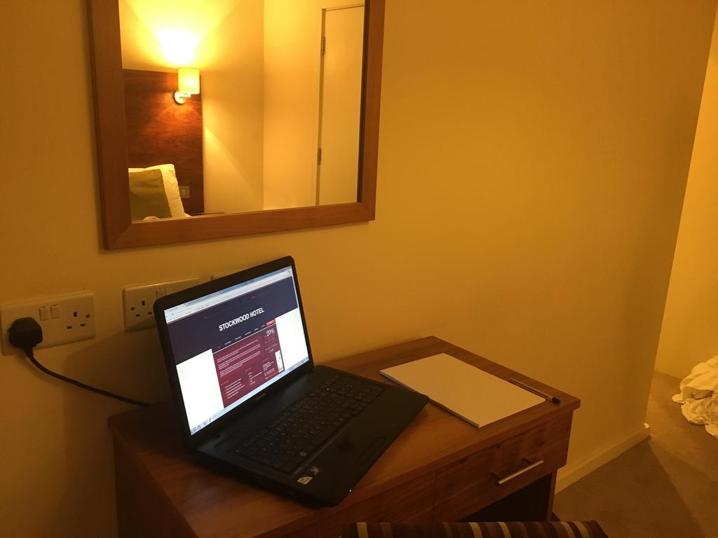 Stockwood Hotel - Luton Airport Bagian luar foto